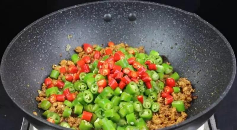 青椒肉末最好吃的做法,拌面又拌飯,麻辣鮮香,吃起來真過癮!