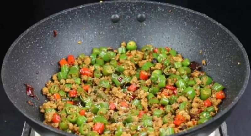 青椒肉末最好吃的做法,拌面又拌飯,麻辣鮮香,吃起來真過癮!
