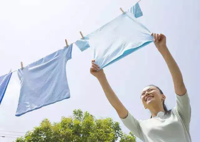 超神的!衣服沾滿了白色Tissue碎很pek cek?只要學會「這招」就能輕鬆去除紙巾屑,而且還很乾凈!