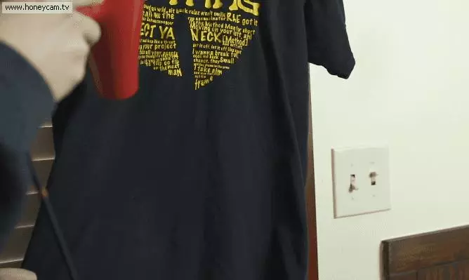 超神的!衣服沾滿了白色Tissue碎很pek cek?只要學會「這招」就能輕鬆去除紙巾屑,而且還很乾凈!