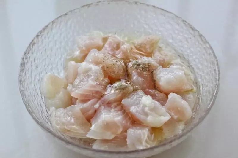 這魚全身沒有刺,做成糖醋魚外焦里嫩、酸甜開胃,大口吃真過癮!