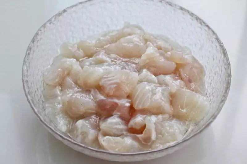 這魚全身沒有刺,做成糖醋魚外焦里嫩、酸甜開胃,大口吃真過癮!