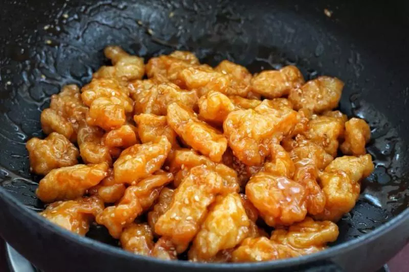 這魚全身沒有刺,做成糖醋魚外焦里嫩、酸甜開胃,大口吃真過癮!
