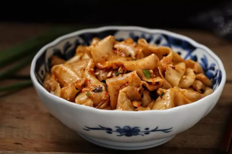 北方人就愛這個面,用手扯一扯再潑上熱油,每次都得吃上一大碗!