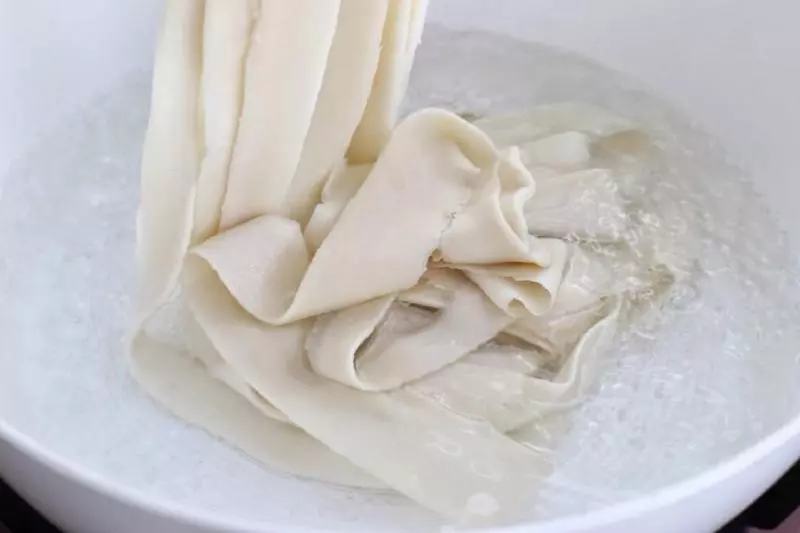 北方人就愛這個面,用手扯一扯再潑上熱油,每次都得吃上一大碗!