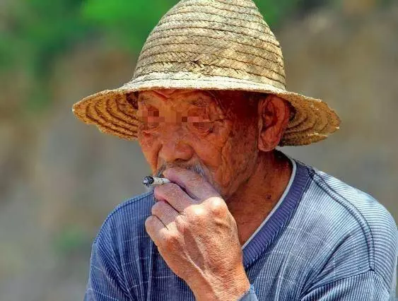 年邁父投奔兒養老,老大給500打發走,老二讓出臥室精心伺候,半年後福報來了