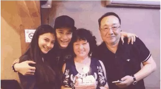 黃曉明含淚發文:有人要徹底絆倒我,為了老婆孩子我要活下去!