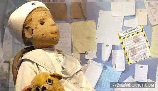 13隻真實存在的「鬼娃娃」讓人嚇到腿軟,連「安娜貝爾」在裡面都不是最恐怖的!?