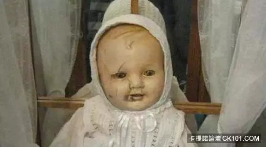 13隻真實存在的「鬼娃娃」讓人嚇到腿軟,連「安娜貝爾」在裡面都不是最恐怖的!?