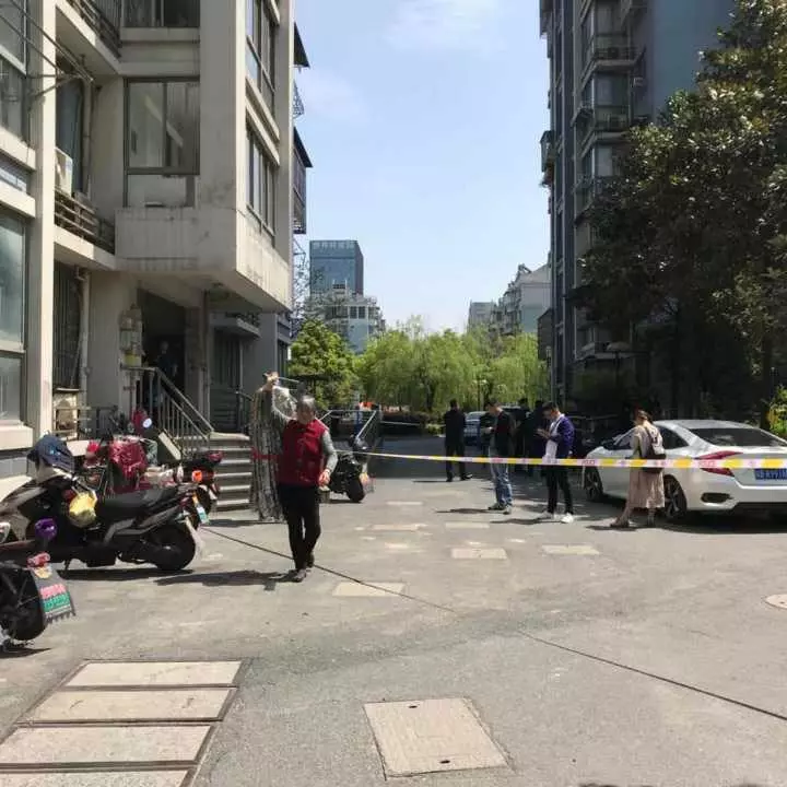 住戶樓道燒紙錢 樓上9旬老婦慘被熏死。R.I.P