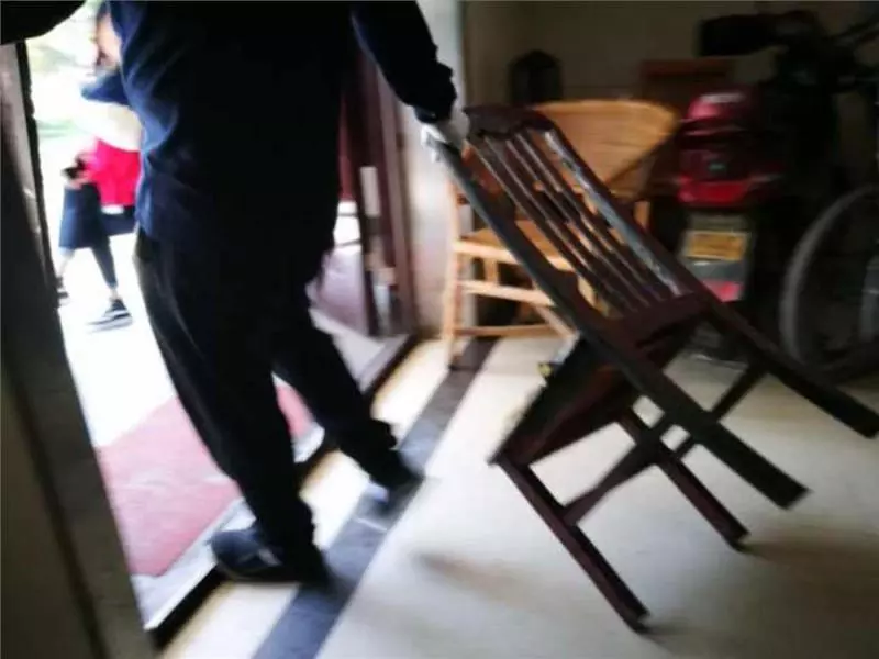 住戶樓道燒紙錢 樓上9旬老婦慘被熏死。R.I.P