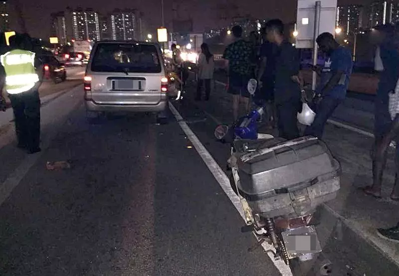 印裔男子在大道上協助華裔司機換輪胎時,遭到轎車撞飛至60公尺外慘死。R.I.P