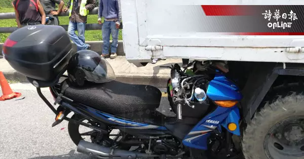 摩托車猛撞停路邊羅里 退伍警員傷重斃命當場。R.I.P