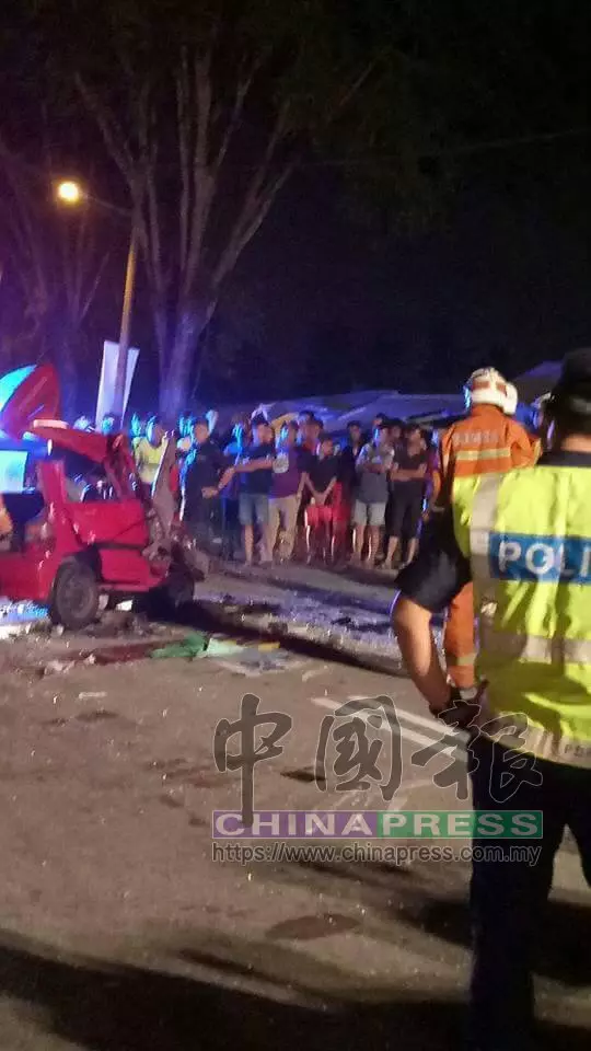 恐怖車禍! 小靈鹿撞巴士 司機當場夾斃。R.I.P