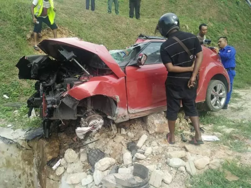 華裔女子駕車失控 撞防護欄當場死。R.I.P