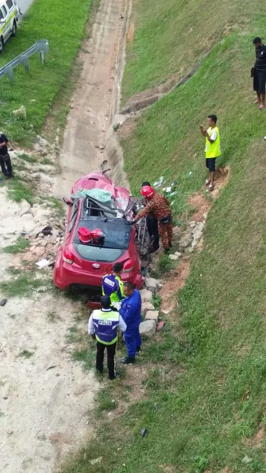 華裔女子駕車失控 撞防護欄當場死。R.I.P
