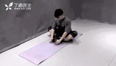 筋拉長一寸,壽命長十年?教你3 個動作,坐著拉、站著拉、躺著拉……
