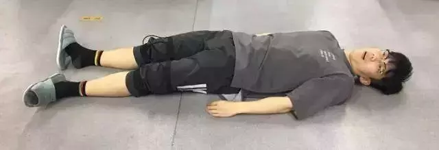 筋拉長一寸,壽命長十年?教你3 個動作,坐著拉、站著拉、躺著拉……