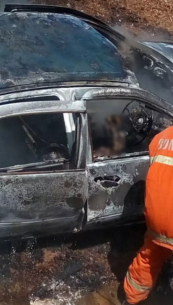 (最新更新)行駛中轎車突起火 疑名醫陳嘉福遭活活燒死。R.I.P