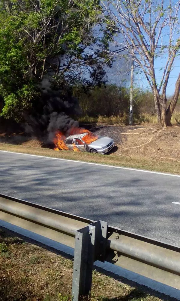 (最新更新)行駛中轎車突起火 疑名醫陳嘉福遭活活燒死。R.I.P