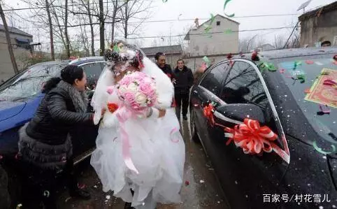 結婚婆婆出十萬彩禮,我家送車,去婆家忘記敲門,聽到對話我傻了