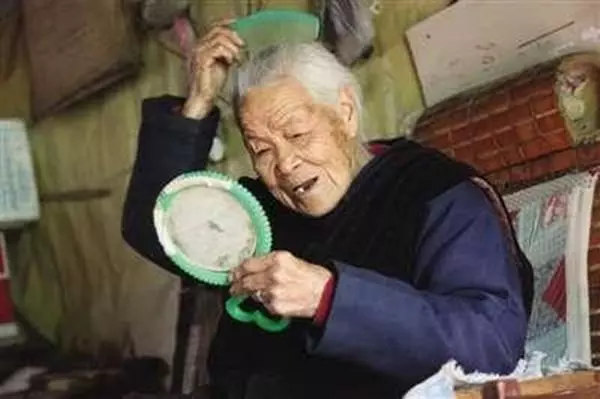 母親80多歲,大兒子吃過飯就喊,媽快洗碗,倆兄弟卻說大哥最孝順