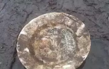 男子抽幹了荒廢池塘裡的水準備重新養魚,沒想到水底下竟發現…這下發達了!