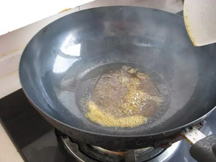 炒糖色用油還是水?很多人弄錯了,這就是你炒出苦味的原因