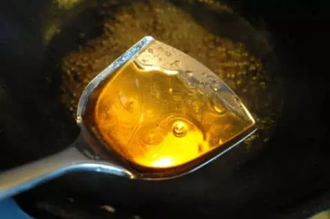 炒糖色用油還是水?很多人弄錯了,這就是你炒出苦味的原因