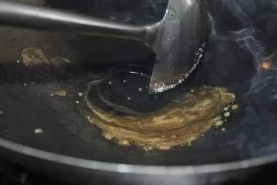 炒糖色用油還是水?很多人弄錯了,這就是你炒出苦味的原因