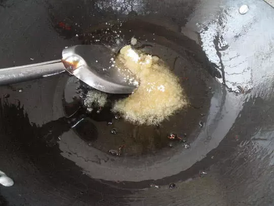 炒糖色用油還是水?很多人弄錯了,這就是你炒出苦味的原因