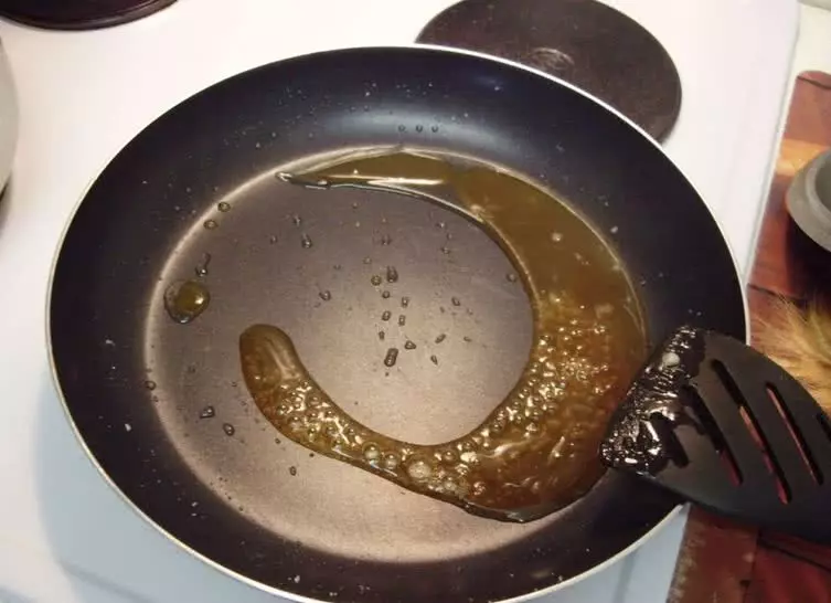 炒糖色用油還是水?很多人弄錯了,這就是你炒出苦味的原因