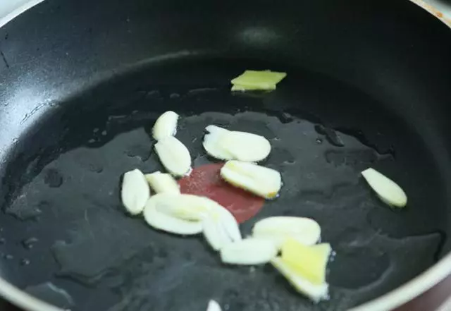 排骨這麼做味道香極了,老人孩子都喜歡吃,秘訣就只有這一點地方