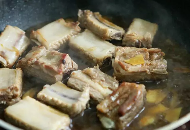 排骨這麼做味道香極了,老人孩子都喜歡吃,秘訣就只有這一點地方