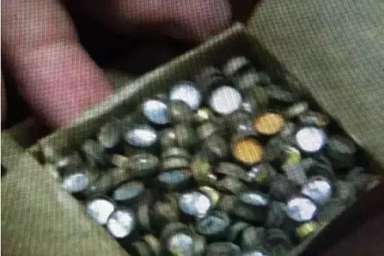 男子因缺錢花竟然想到挖自己祖墳,在裡面發現一個神秘木盒,打開後......連警察都嚇壞了!
