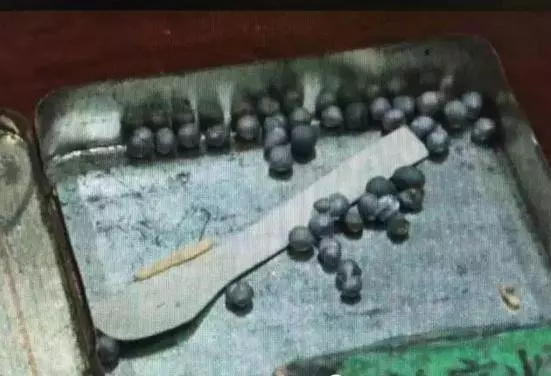 男子因缺錢花竟然想到挖自己祖墳,在裡面發現一個神秘木盒,打開後......連警察都嚇壞了!