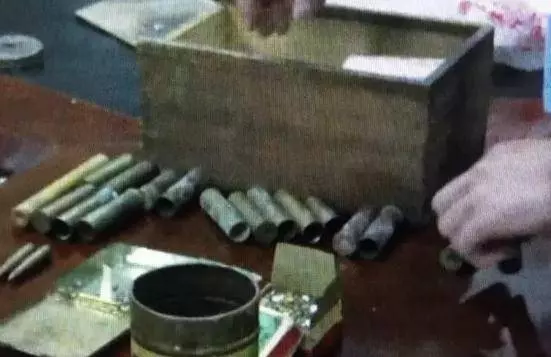 男子因缺錢花竟然想到挖自己祖墳,在裡面發現一個神秘木盒,打開後......連警察都嚇壞了!