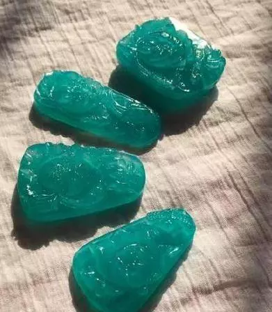 男子因缺錢花竟然想到挖自己祖墳,在裡面發現一個神秘木盒,打開後......連警察都嚇壞了!