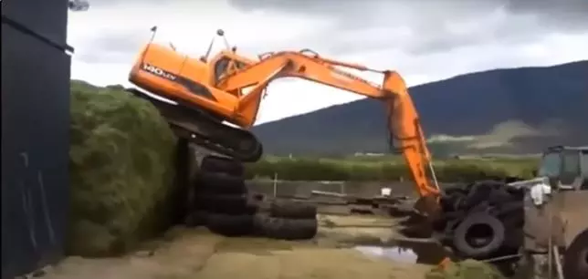 世界最強挖掘機技術,連呼吸都要停止了!不信。。。?看了你就知道!(視頻)