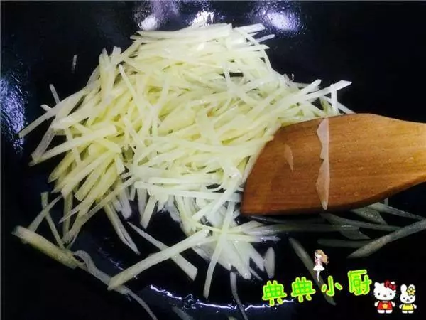 一個土豆不夠一盤菜,我把它加進去,太好吃了!
