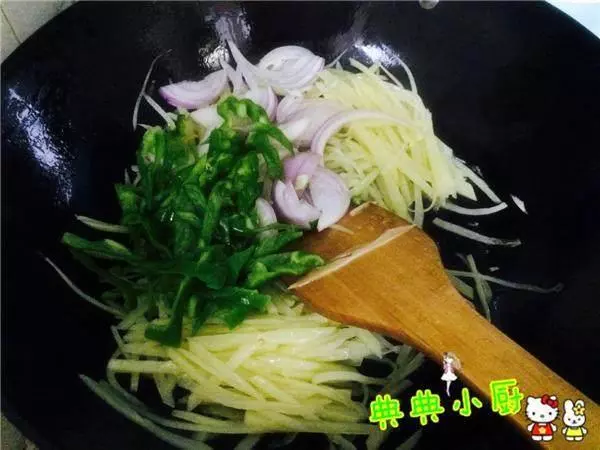 一個土豆不夠一盤菜,我把它加進去,太好吃了!