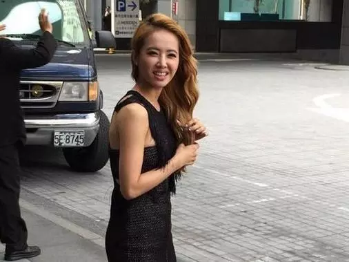 臺灣天后,自己開四十萬座駕八年,卻贈男友三百萬法拉利?