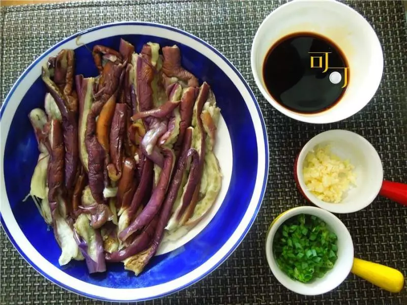 夏天我家最愛吃的茄子做法,用手撕一撕,拌一拌,清爽又下飯