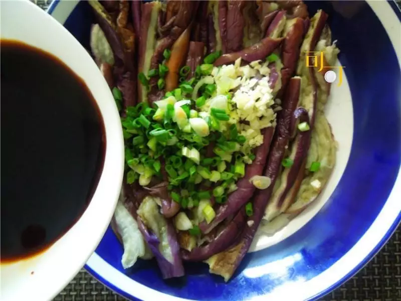 夏天我家最愛吃的茄子做法,用手撕一撕,拌一拌,清爽又下飯