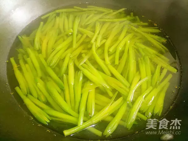 夏天蔬菜多,可這菜就一個月有,曬乾後沒這麼香,千萬別錯過!