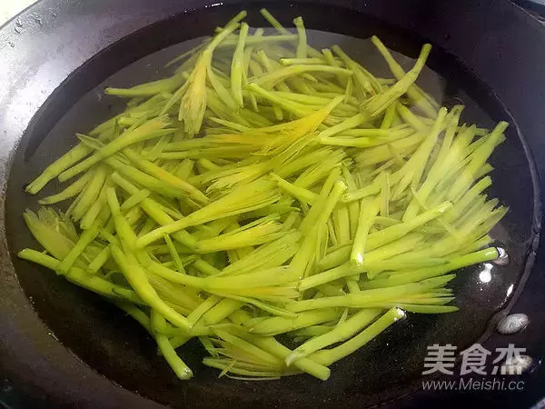 夏天蔬菜多,可這菜就一個月有,曬乾後沒這麼香,千萬別錯過!