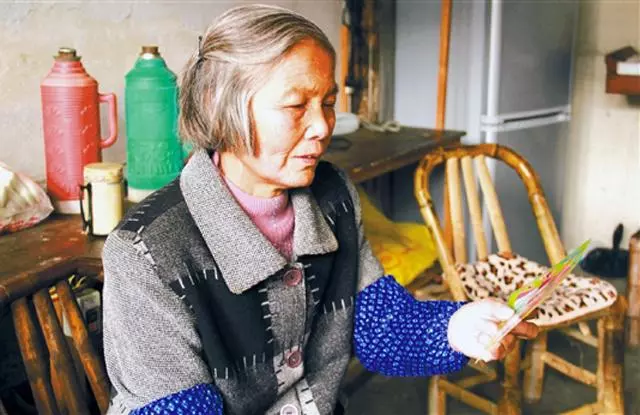 母親借錢幫兒子創業,兒子帶著錢消失7年,再次見面兒子不認識她