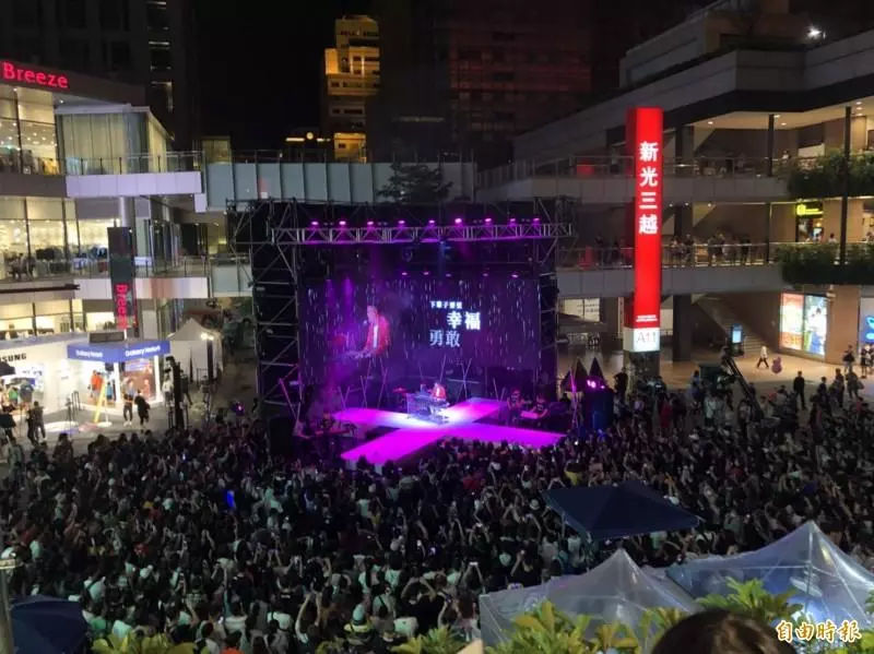 連五月天都愛聽！蕭秉治和Erika對唱情歌互撩