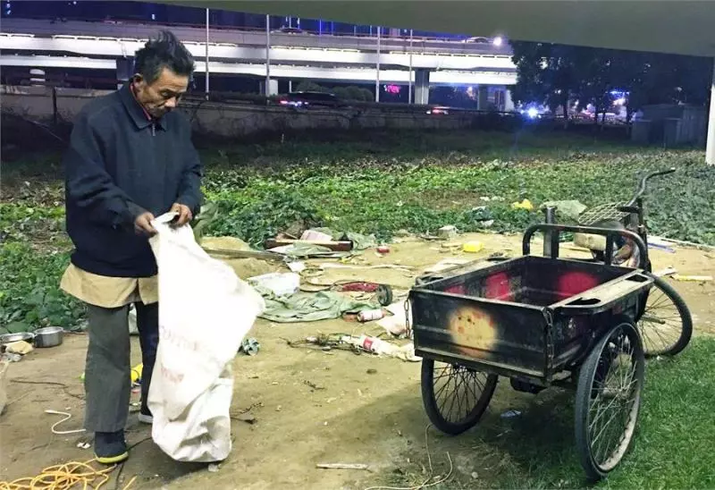 拾荒老人只能住在橋下,流浪了27年養了100多隻流浪狗,自己捨不得吃飯,卻給狗狗每天吃上兩頓肉,最後老漢的話令人落淚