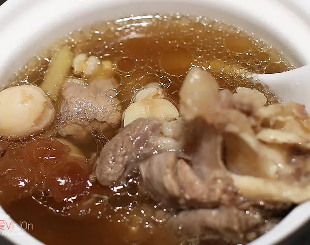 燉「豬骨湯」時,中途加冷水還是熱水?我一直弄錯,難怪湯不鮮!